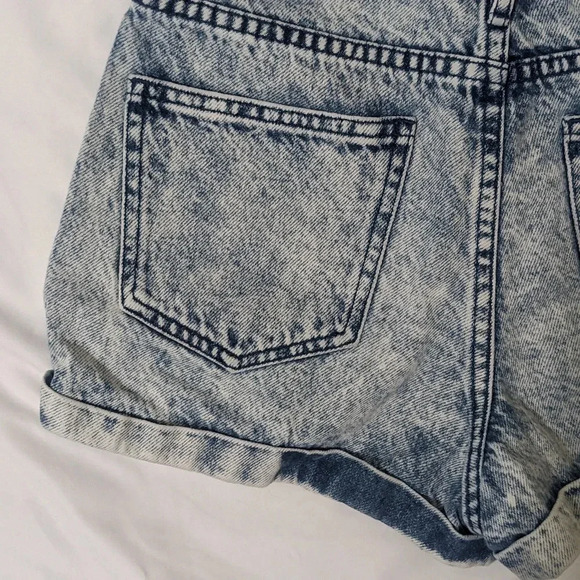 Pacsun Drawn Blue Denim Mom Shorts, Color Light Acid Wash Size 25 - Picture 12 of 16